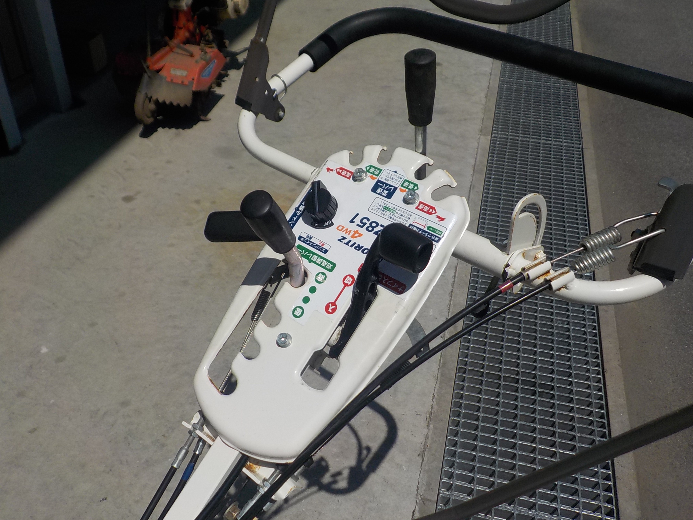 鹿児島発 共立 4サイクルガソリンエンジンあぜ草刈機 AZ716